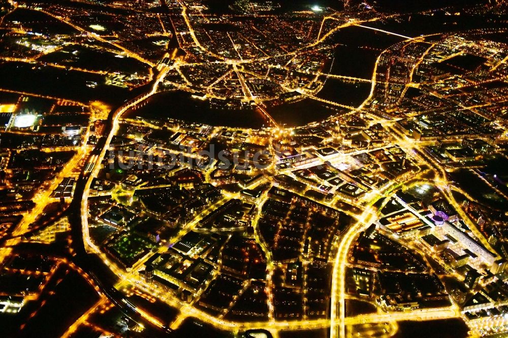 Nacht-Luftaufnahme Dresden - Nachtluftbild Stadtansicht am Ufer des Flußverlaufes der Elbe im Ortsteil Zentrum in Dresden im Bundesland Sachsen, Deutschland