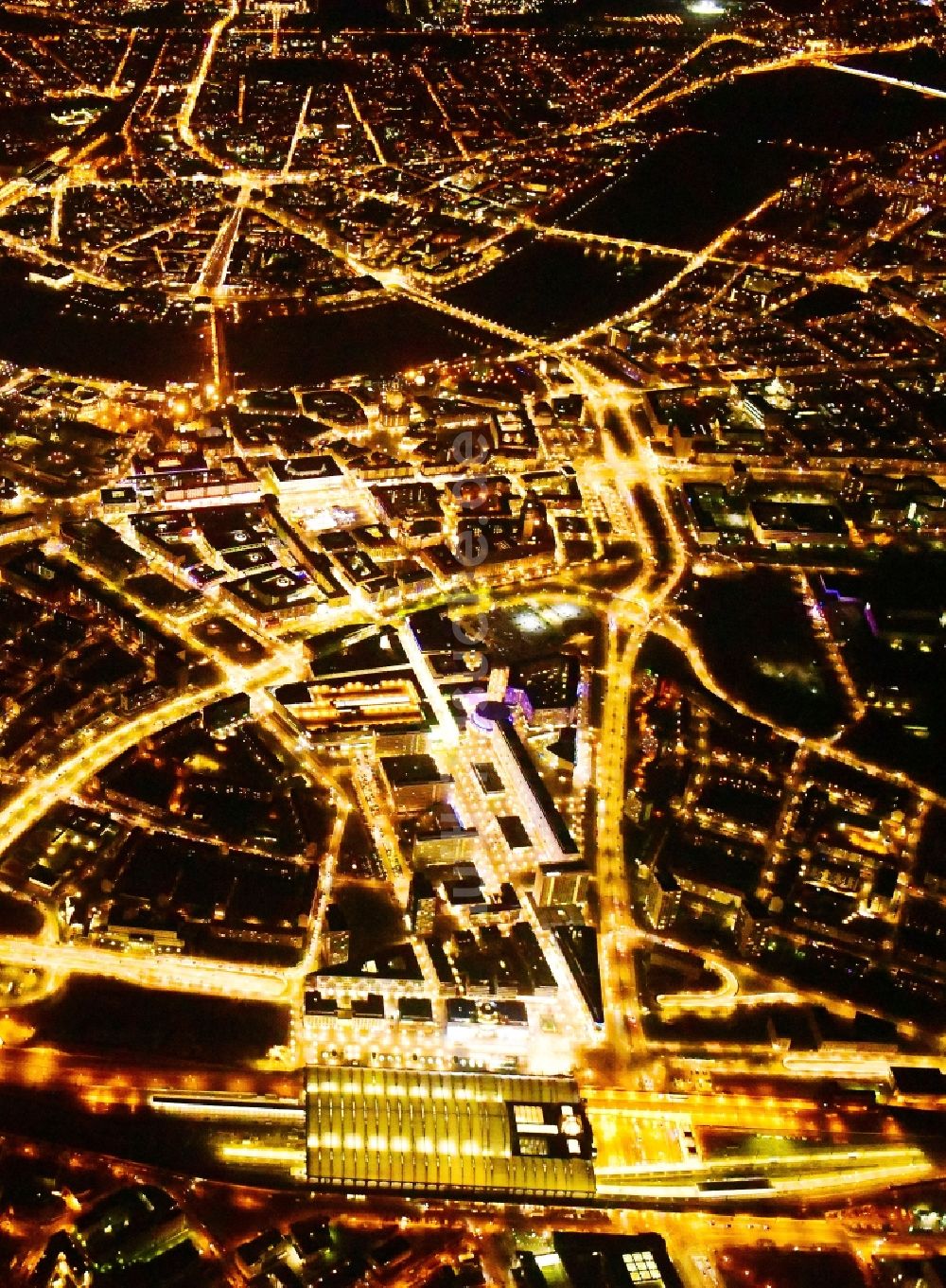 Dresden bei Nacht aus der Vogelperspektive: Nachtluftbild Stadtansicht am Ufer des Flußverlaufes der Elbe im Ortsteil Zentrum in Dresden im Bundesland Sachsen, Deutschland