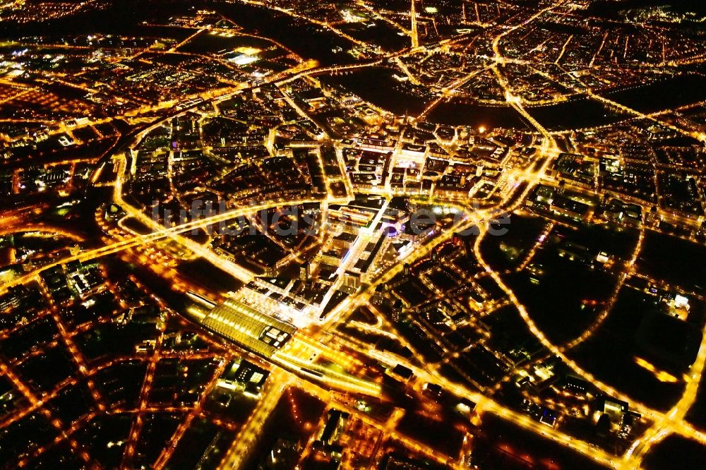 Dresden bei Nacht von oben - Nachtluftbild Stadtansicht am Ufer des Flußverlaufes der Elbe im Ortsteil Zentrum in Dresden im Bundesland Sachsen, Deutschland