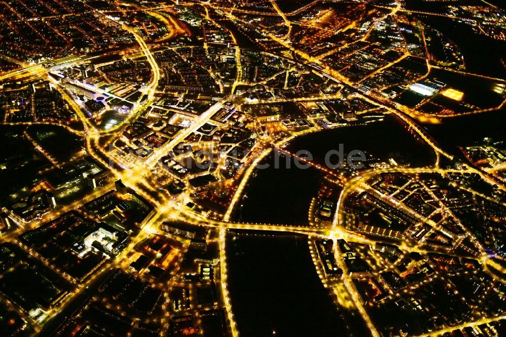 Nacht-Luftaufnahme Dresden - Nachtluftbild Stadtansicht am Ufer des Flußverlaufes der Elbe im Ortsteil Zentrum in Dresden im Bundesland Sachsen, Deutschland