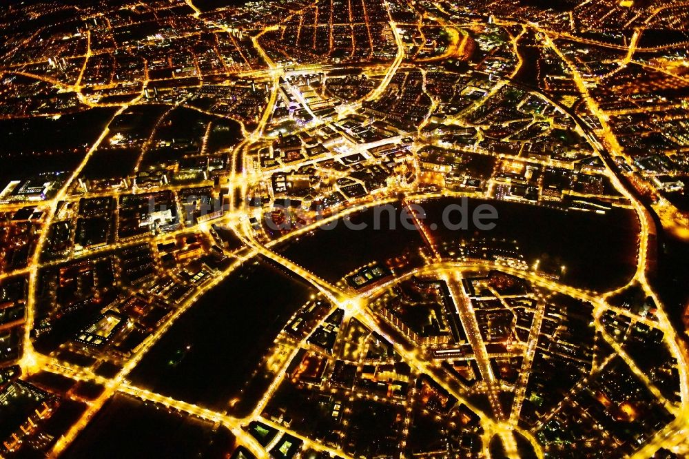 Dresden bei Nacht von oben - Nachtluftbild Stadtansicht am Ufer des Flußverlaufes der Elbe im Ortsteil Zentrum in Dresden im Bundesland Sachsen, Deutschland