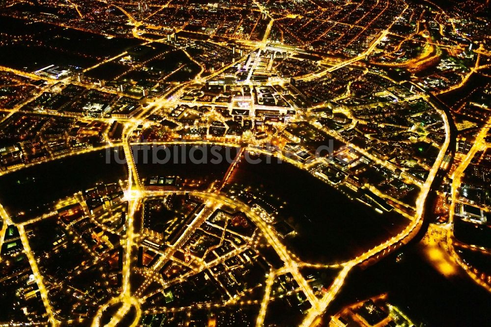 Dresden bei Nacht aus der Vogelperspektive: Nachtluftbild Stadtansicht am Ufer des Flußverlaufes der Elbe im Ortsteil Zentrum in Dresden im Bundesland Sachsen, Deutschland