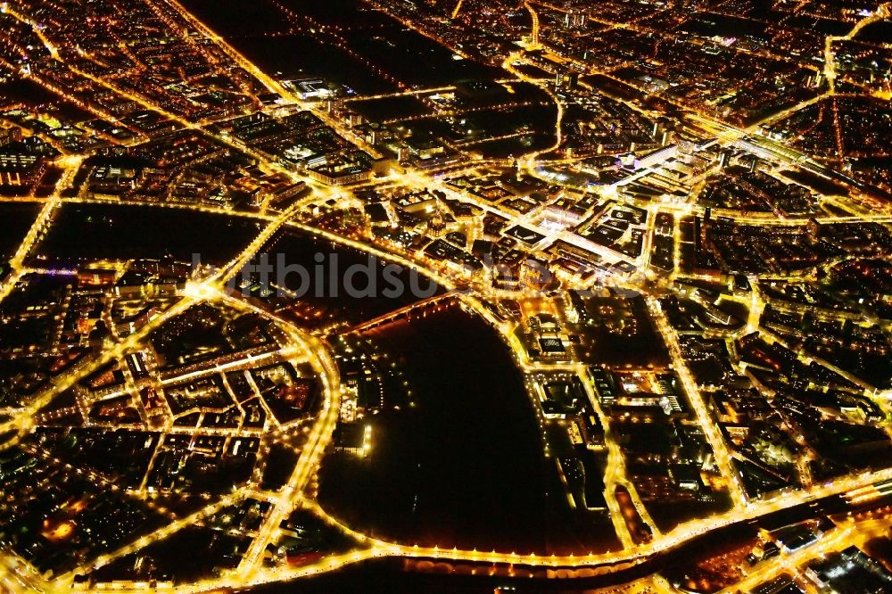 Nacht-Luftaufnahme Dresden - Nachtluftbild Stadtansicht am Ufer des Flußverlaufes der Elbe im Ortsteil Zentrum in Dresden im Bundesland Sachsen, Deutschland