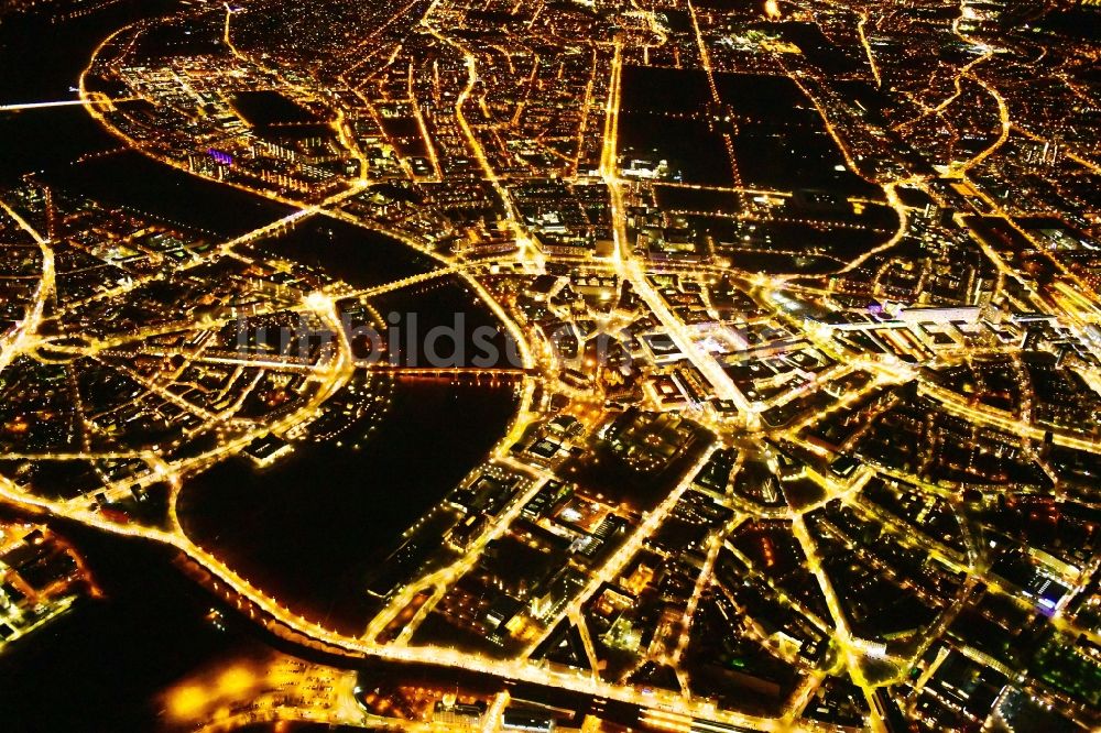 Dresden bei Nacht von oben - Nachtluftbild Stadtansicht am Ufer des Flußverlaufes der Elbe im Ortsteil Zentrum in Dresden im Bundesland Sachsen, Deutschland