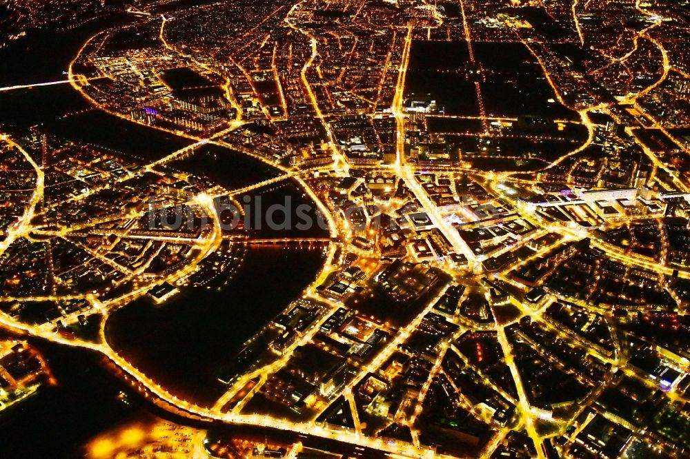 Dresden bei Nacht aus der Vogelperspektive: Nachtluftbild Stadtansicht am Ufer des Flußverlaufes der Elbe im Ortsteil Zentrum in Dresden im Bundesland Sachsen, Deutschland