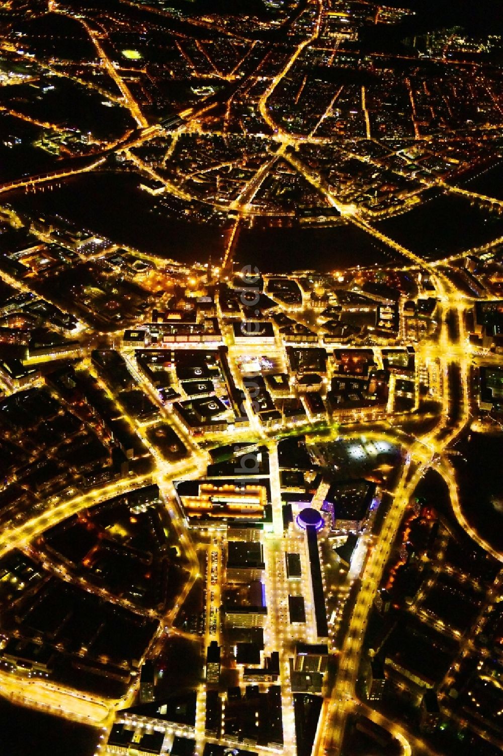 Dresden bei Nacht aus der Vogelperspektive: Nachtluftbild Stadtansicht am Ufer des Flußverlaufes der Elbe im Ortsteil Zentrum in Dresden im Bundesland Sachsen, Deutschland