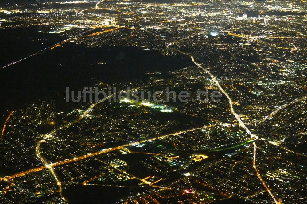 Berlin bei Nacht aus der Vogelperspektive: Nachtluftbild Stadtrand und Außenbezirks- Wohngebiete Argentinische Allee - Potsdamer Straße B1 - Clayallee im Ortsteil Zehlendorf in Berlin, Deutschland