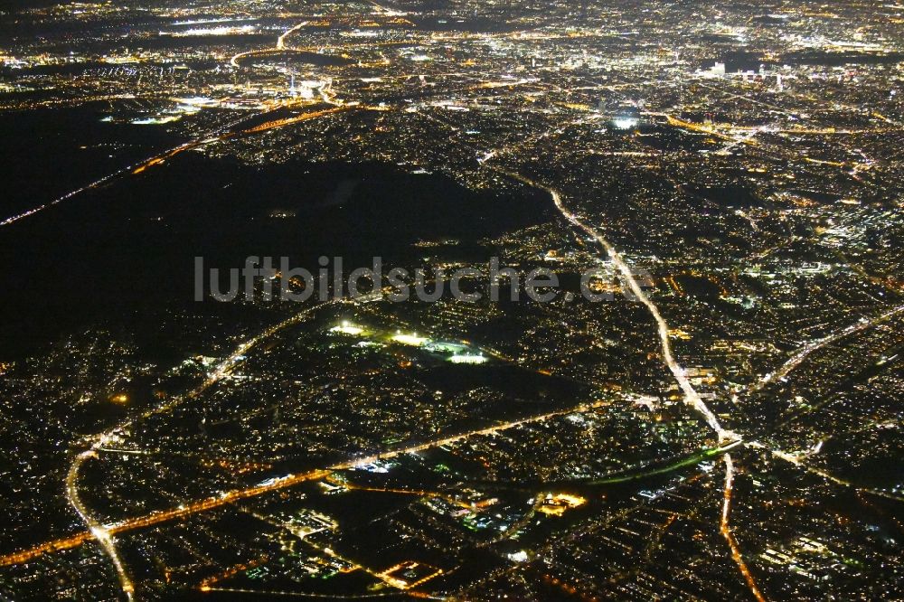 Nacht-Luftaufnahme Berlin - Nachtluftbild Stadtrand und Außenbezirks- Wohngebiete Argentinische Allee - Potsdamer Straße B1 - Clayallee im Ortsteil Zehlendorf in Berlin, Deutschland