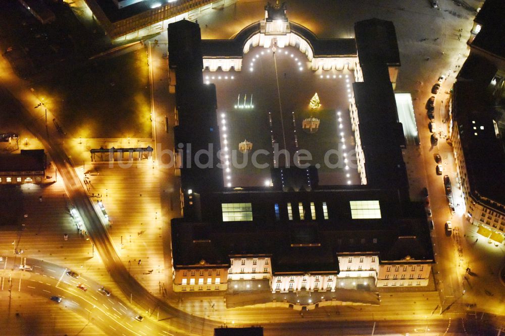 Potsdam bei Nacht von oben - Nachtluftbild Stadtschloß und Brandenburger Landtag in Potsdam im Bundesland Brandenburg