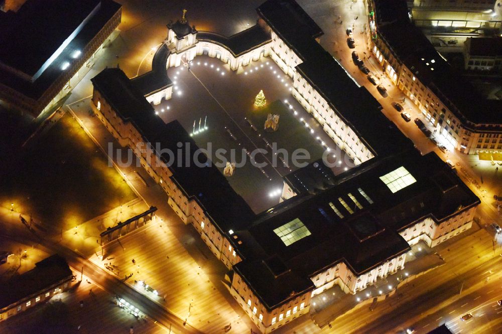 Potsdam bei Nacht aus der Vogelperspektive: Nachtluftbild Stadtschloß und Brandenburger Landtag in Potsdam im Bundesland Brandenburg