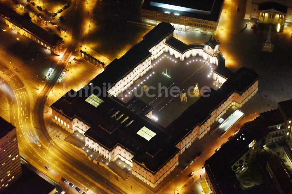 Nacht-Luftaufnahme Potsdam - Nachtluftbild Stadtschloß und Brandenburger Landtag in Potsdam im Bundesland Brandenburg