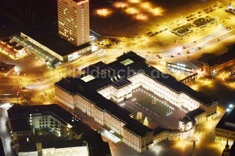 Nacht-Luftaufnahme Potsdam - Nachtluftbild Stadtschloß und Brandenburger Landtag in Potsdam im Bundesland Brandenburg