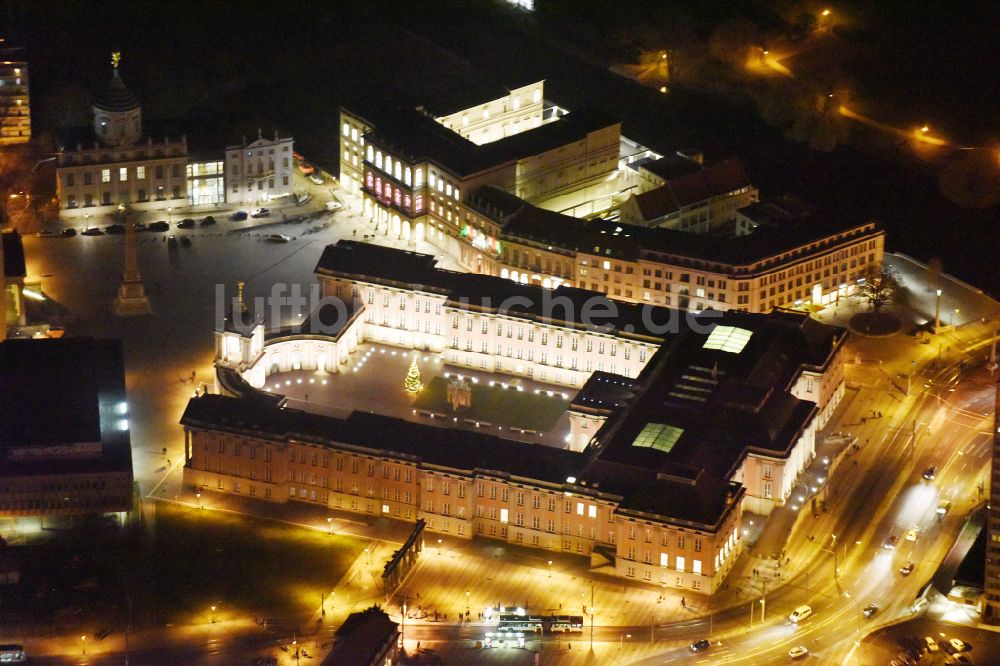 Nacht-Luftaufnahme Potsdam - Nachtluftbild Stadtschloß und Brandenburger Landtag in Potsdam im Bundesland Brandenburg