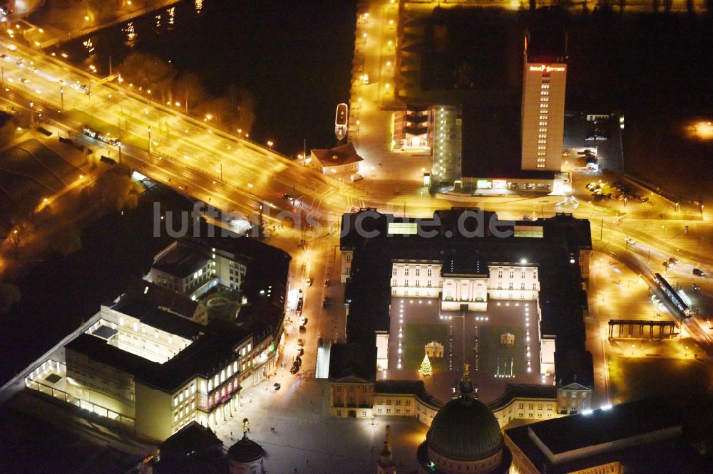 Potsdam bei Nacht von oben - Nachtluftbild Stadtschloß und Brandenburger Landtag in Potsdam im Bundesland Brandenburg