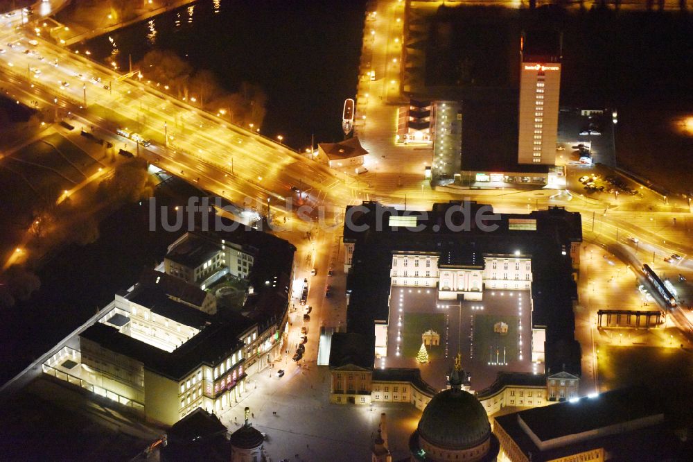 Potsdam bei Nacht aus der Vogelperspektive: Nachtluftbild Stadtschloß und Brandenburger Landtag in Potsdam im Bundesland Brandenburg