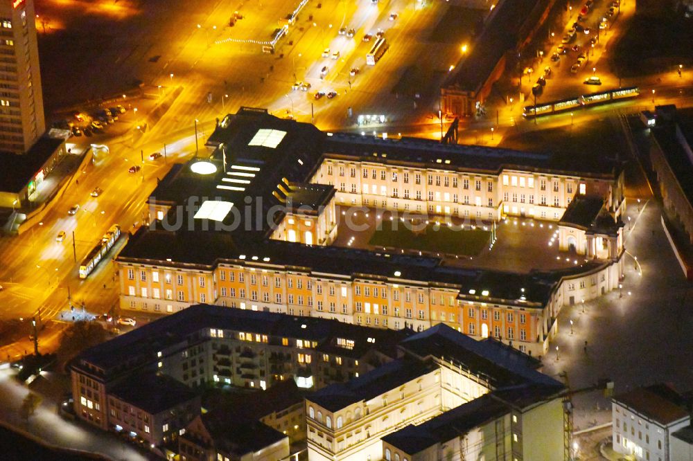 Nacht-Luftaufnahme Potsdam - Nachtluftbild Stadtschloß und Brandenburger Landtag in Potsdam im Bundesland Brandenburg