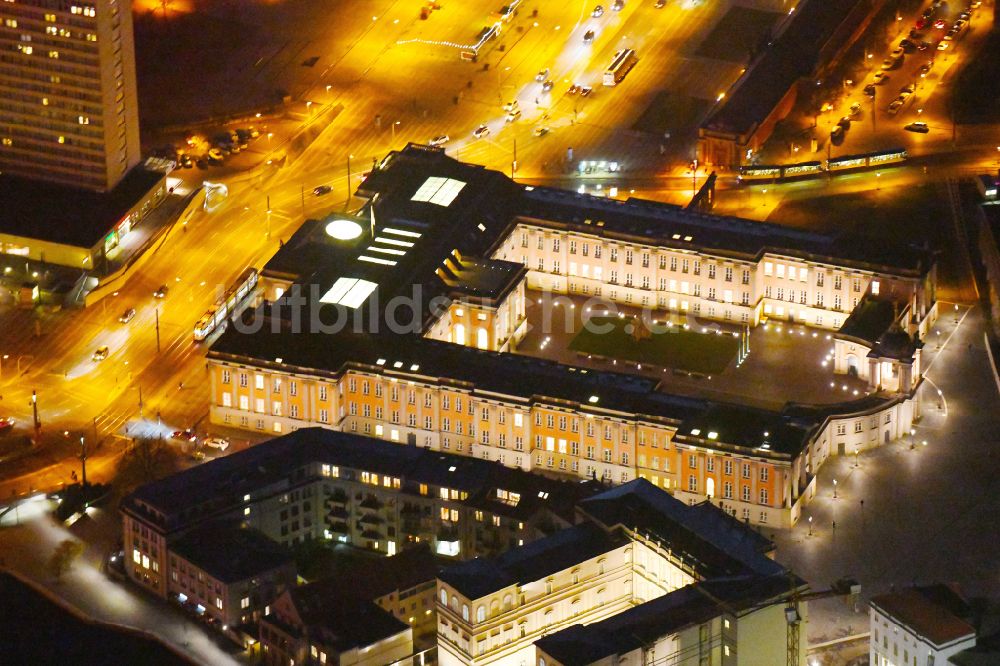 Potsdam bei Nacht von oben - Nachtluftbild Stadtschloß und Brandenburger Landtag in Potsdam im Bundesland Brandenburg