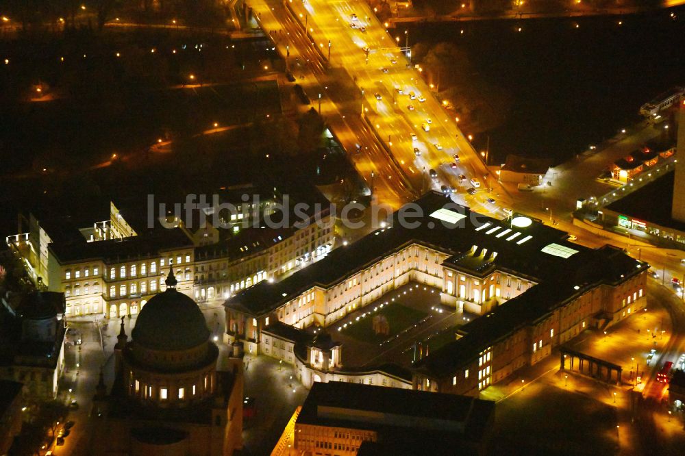 Potsdam bei Nacht aus der Vogelperspektive: Nachtluftbild Stadtschloß und Brandenburger Landtag in Potsdam im Bundesland Brandenburg