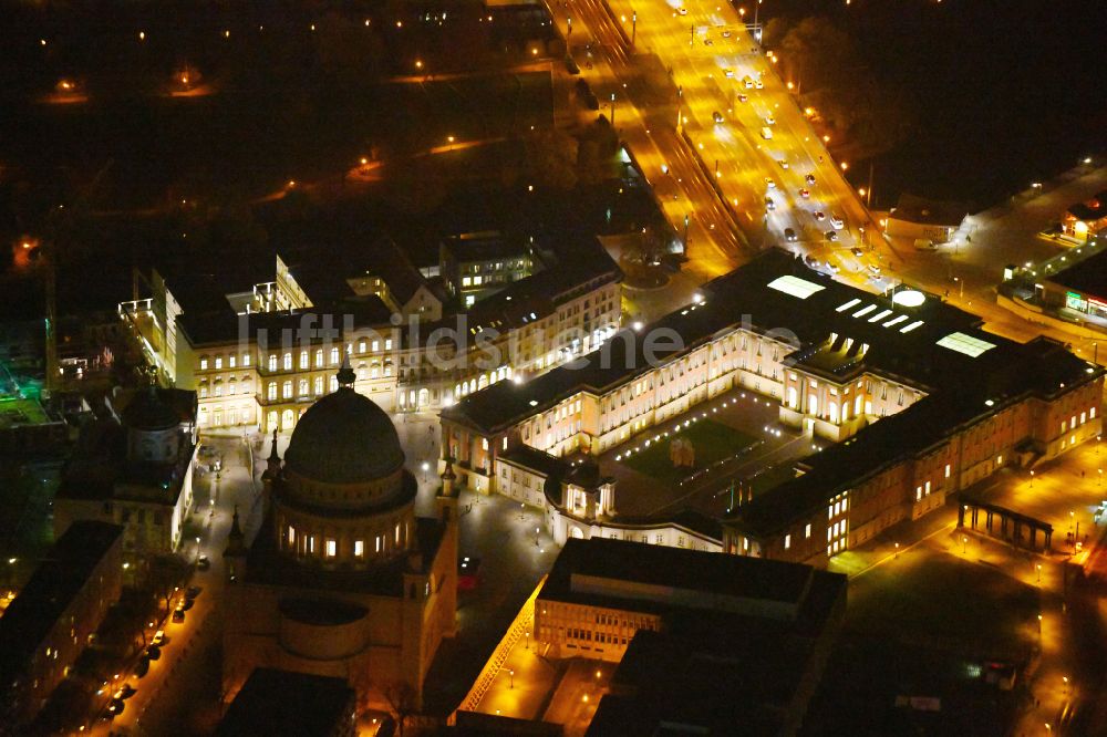 Nacht-Luftaufnahme Potsdam - Nachtluftbild Stadtschloß und Brandenburger Landtag in Potsdam im Bundesland Brandenburg