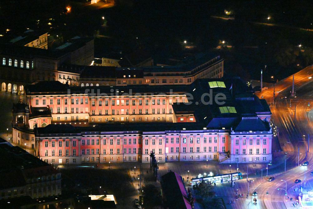 Nacht-Luftaufnahme Potsdam - Nachtluftbild Stadtschloß und Brandenburger Landtag in Potsdam im Bundesland Brandenburg