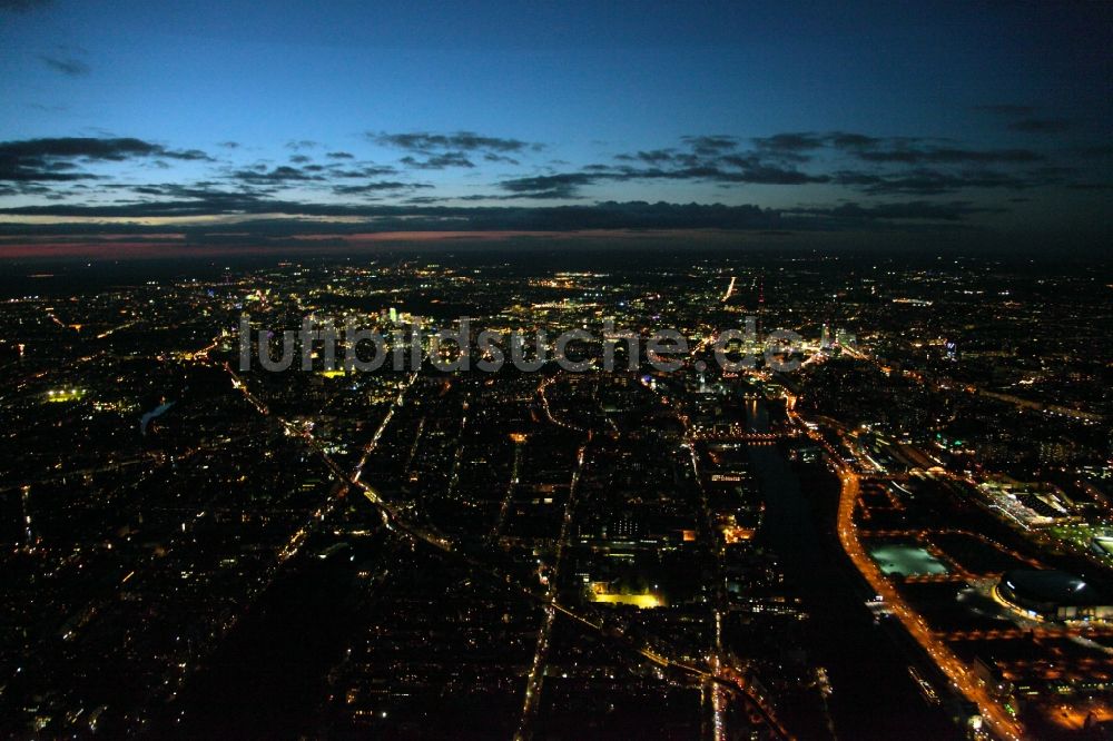 Nacht-Luftaufnahme Berlin - Stadtteil- Nachtluftbild Friedrichshain -Kreuzberg im Innenstadt- Stadtgebiet in Berlin