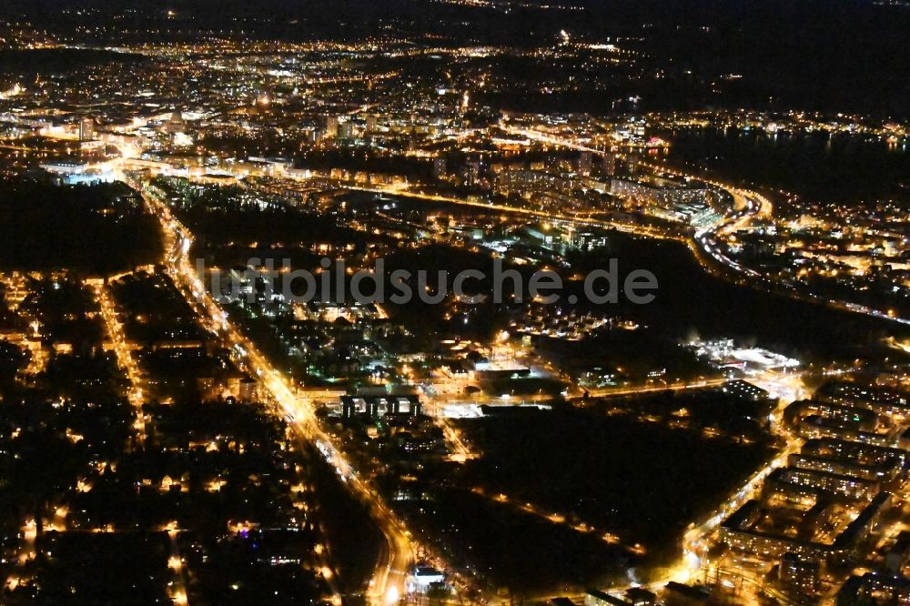 Nacht-Luftaufnahme Potsdam - Nachtluftbild Stadtteil Am Schlaatz Heinrich-Mann-Allee - Nuthestraße im Stadtgebiet im Ortsteil Potsdam Süd in Potsdam im Bundesland Brandenburg