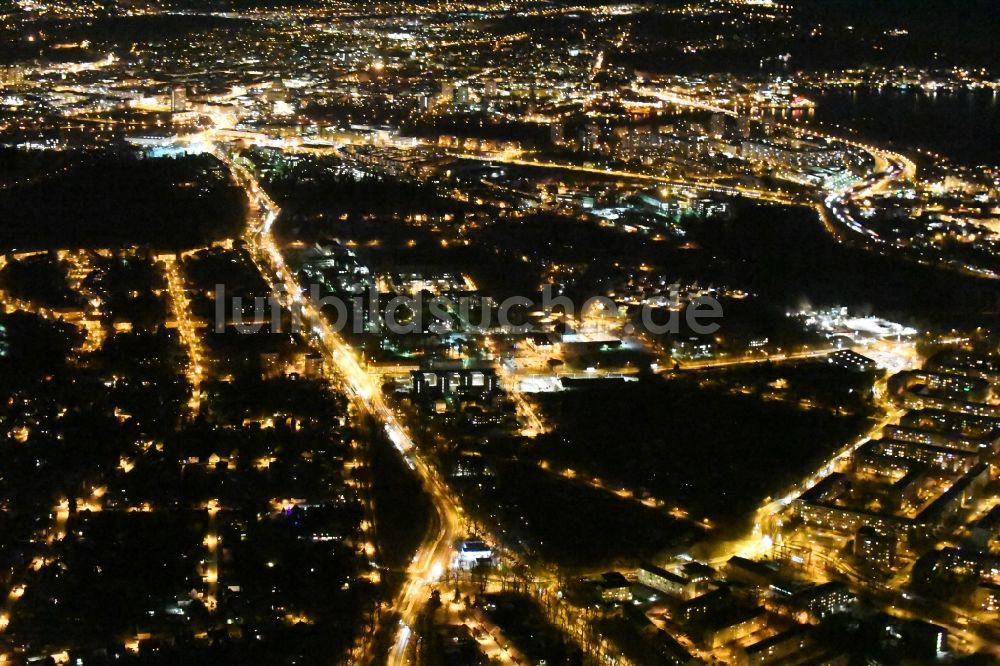 Potsdam bei Nacht von oben - Nachtluftbild Stadtteil Am Schlaatz Heinrich-Mann-Allee - Nuthestraße im Stadtgebiet im Ortsteil Potsdam Süd in Potsdam im Bundesland Brandenburg