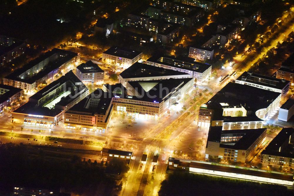 Berlin bei Nacht aus der Vogelperspektive: Nachtluftbild Stadtteilzentrum Helle Mitte im Ortsteil Hellersdorf in Berlin, Deutschland