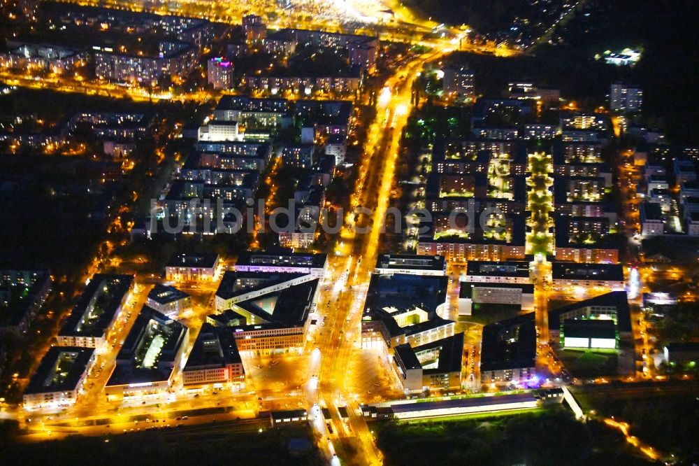 Nacht-Luftaufnahme Berlin - Nachtluftbild Stadtteilzentrum Helle Mitte im Ortsteil Hellersdorf in Berlin, Deutschland