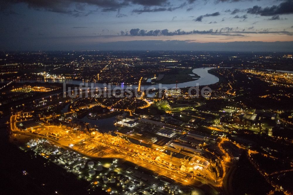 Duisburg bei Nacht von oben - Stadtzentrum von Diusburg bei Nacht im Bundesland Nordrhein-Westfalen NRW