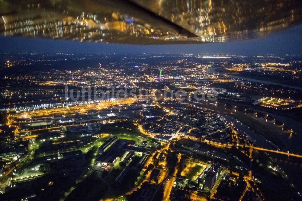 Duisburg bei Nacht aus der Vogelperspektive: Stadtzentrum von Diusburg bei Nacht im Bundesland Nordrhein-Westfalen NRW