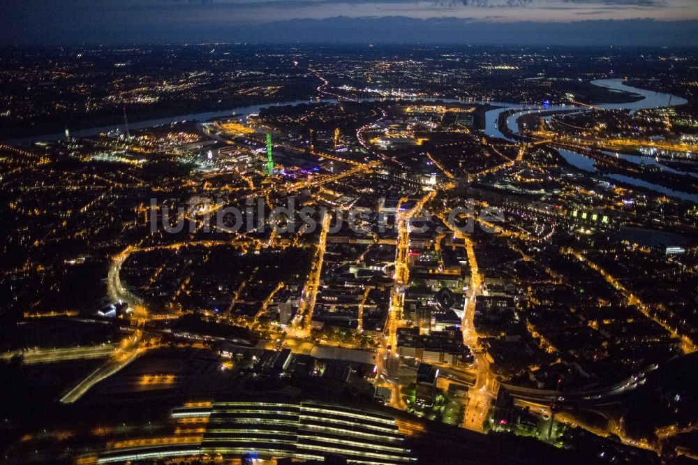 Nachtluftbild Duisburg - Stadtzentrum von Diusburg bei Nacht im Bundesland Nordrhein-Westfalen NRW