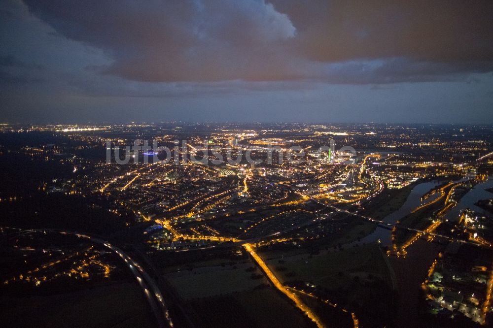 Nachtluftbild Duisburg - Stadtzentrum von Diusburg bei Nacht im Bundesland Nordrhein-Westfalen NRW