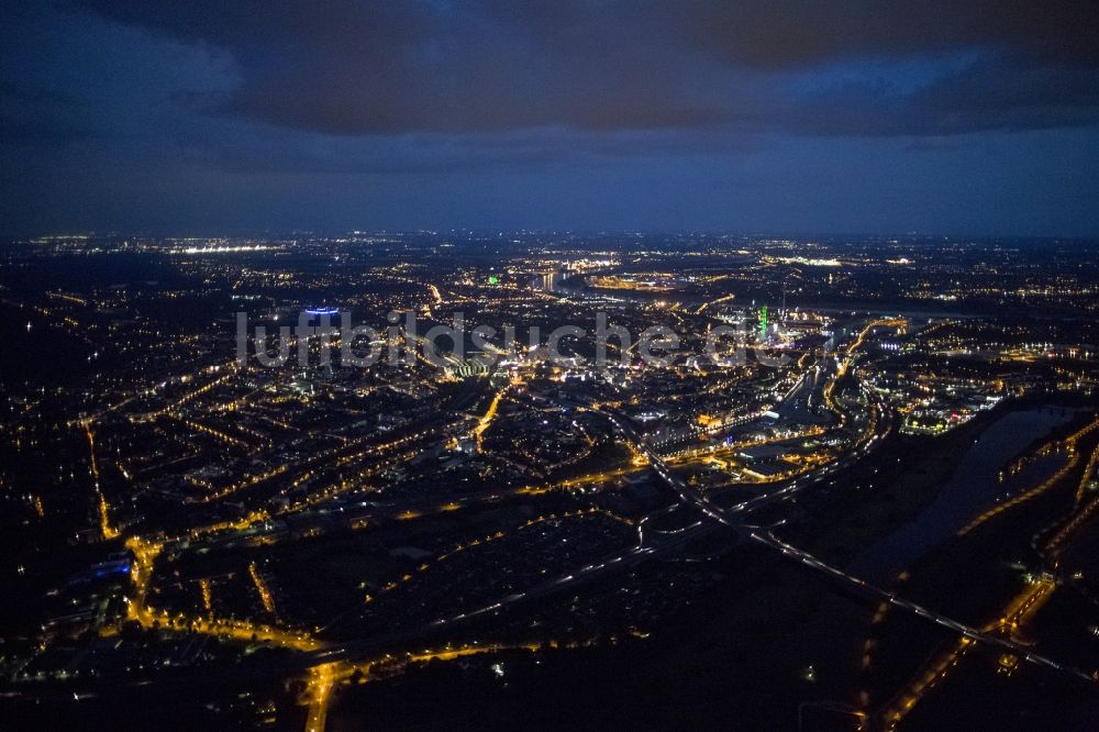 Nacht-Luftaufnahme Duisburg - Stadtzentrum von Diusburg bei Nacht im Bundesland Nordrhein-Westfalen NRW