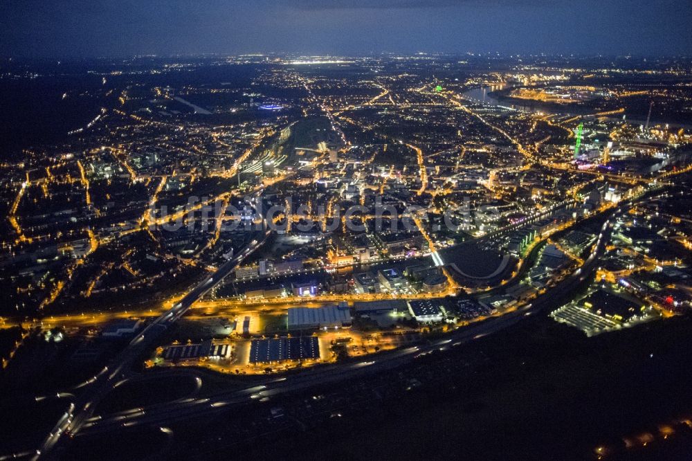 Duisburg bei Nacht von oben - Stadtzentrum von Diusburg bei Nacht im Bundesland Nordrhein-Westfalen NRW