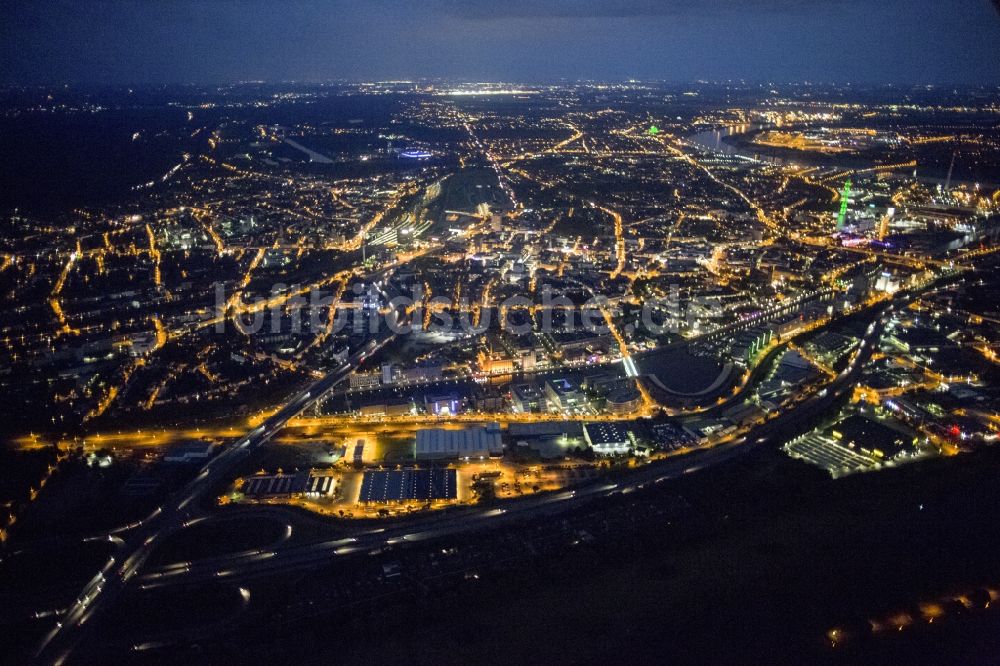 Duisburg bei Nacht aus der Vogelperspektive: Stadtzentrum von Diusburg bei Nacht im Bundesland Nordrhein-Westfalen NRW