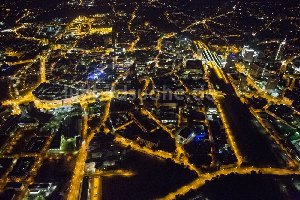 Nachtluftbild Essen - Stadtzentrum von Essen bei Nacht im Bundesland Nordrhein-Westfalen NRW