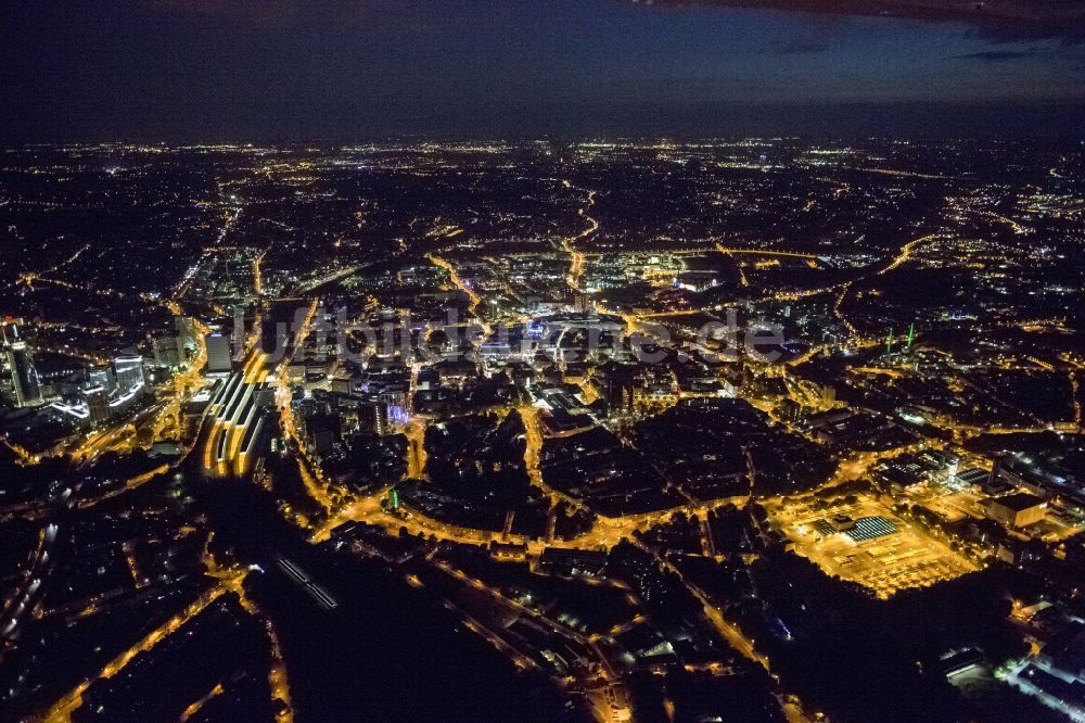 Nacht-Luftaufnahme Essen - Stadtzentrum von Essen bei Nacht im Bundesland Nordrhein-Westfalen NRW