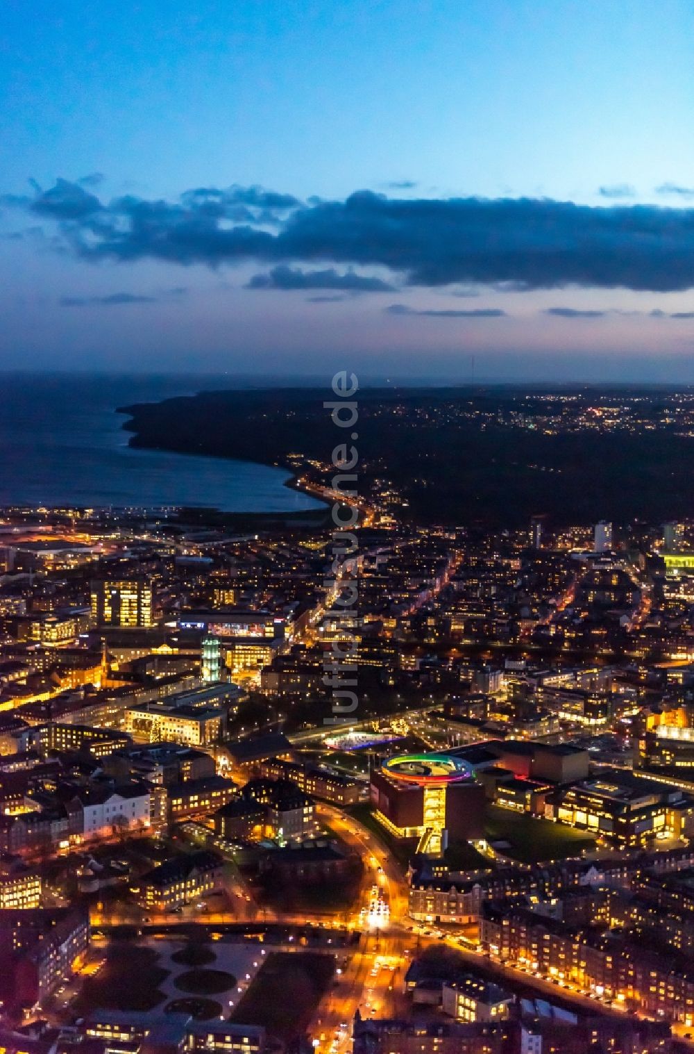 Aarhus bei Nacht von oben - Nachtluftbild Stadtzentrum im Innenstadtbereich in Aarhus in Region Midtjylland, Dänemark