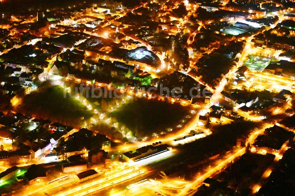 Nacht-Luftaufnahme Aschersleben - Nachtluftbild Stadtzentrum im Innenstadtbereich in Aschersleben im Bundesland Sachsen-Anhalt, Deutschland