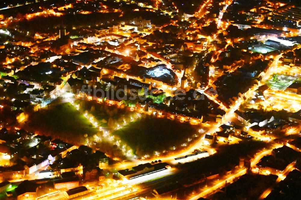 Aschersleben bei Nacht von oben - Nachtluftbild Stadtzentrum im Innenstadtbereich in Aschersleben im Bundesland Sachsen-Anhalt, Deutschland