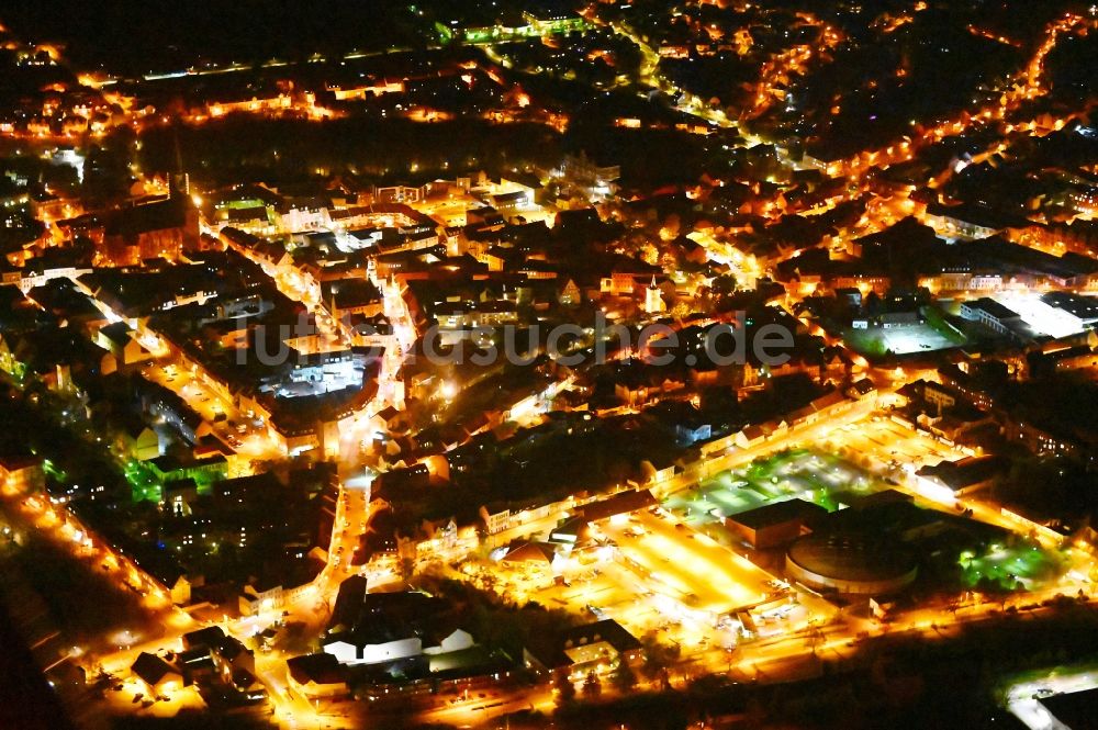 Aschersleben bei Nacht aus der Vogelperspektive: Nachtluftbild Stadtzentrum im Innenstadtbereich in Aschersleben im Bundesland Sachsen-Anhalt, Deutschland