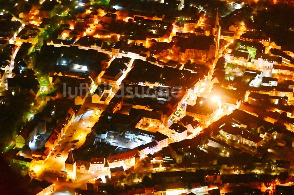 Aschersleben bei Nacht von oben - Nachtluftbild Stadtzentrum im Innenstadtbereich in Aschersleben im Bundesland Sachsen-Anhalt, Deutschland