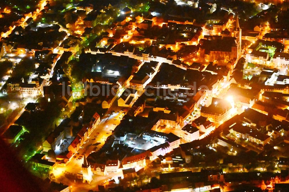 Aschersleben bei Nacht aus der Vogelperspektive: Nachtluftbild Stadtzentrum im Innenstadtbereich in Aschersleben im Bundesland Sachsen-Anhalt, Deutschland