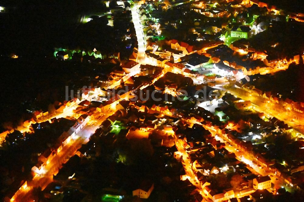 Ballenstedt bei Nacht aus der Vogelperspektive: Nachtluftbild Stadtzentrum im Innenstadtbereich in Ballenstedt im Bundesland Sachsen-Anhalt, Deutschland