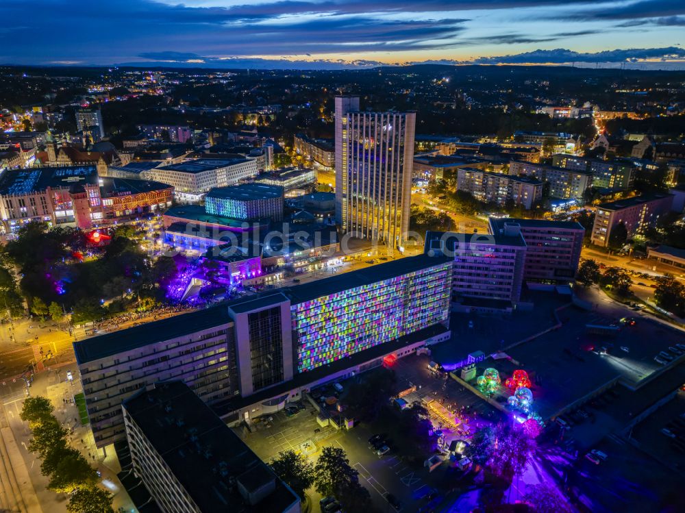 Chemnitz bei Nacht aus der Vogelperspektive: Nachtluftbild Stadtzentrum im Innenstadtbereich beim Festival Light our Vision - LICHT.MACHT.PLATZ. in Chemnitz im Bundesland Sachsen, Deutschland