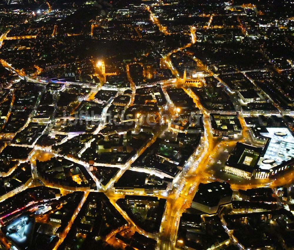 Braunschweig bei Nacht von oben - Nachtluftbild Stadtzentrum im Innenstadtbereich in Braunschweig im Bundesland Niedersachsen, Deutschland