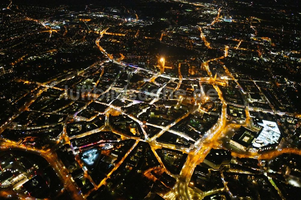 Braunschweig bei Nacht aus der Vogelperspektive: Nachtluftbild Stadtzentrum im Innenstadtbereich in Braunschweig im Bundesland Niedersachsen, Deutschland