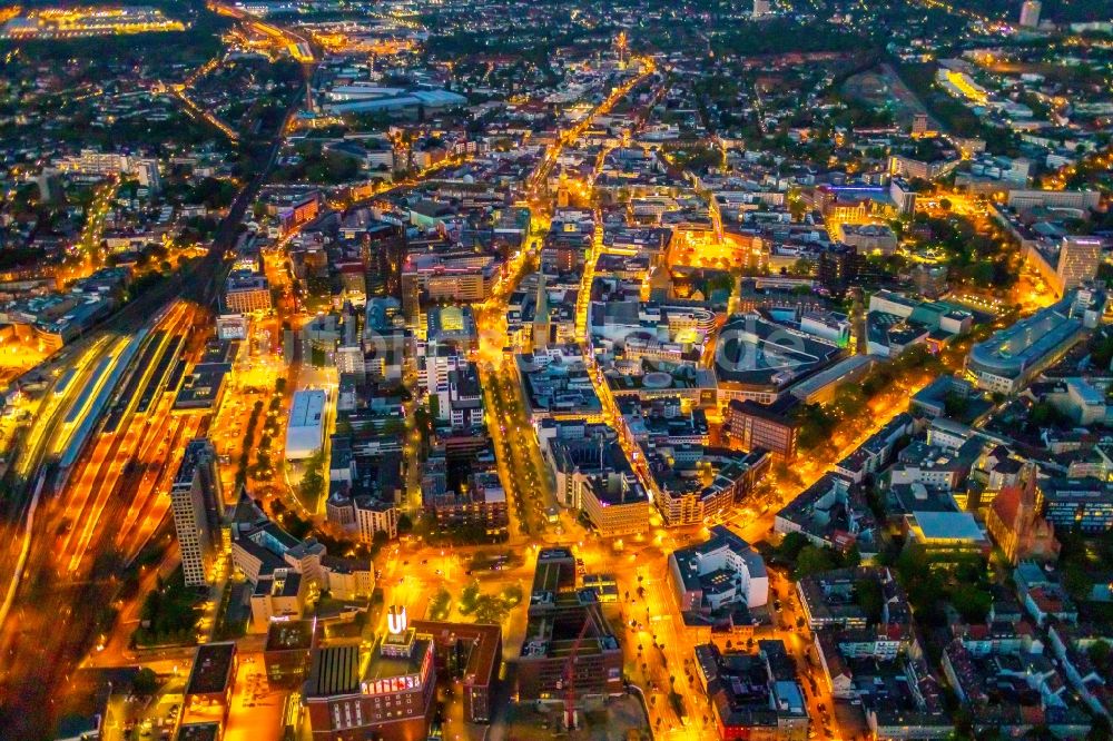 Dortmund bei Nacht von oben - Nachtluftbild Stadtzentrum im Innenstadtbereich in Dortmund im Bundesland Nordrhein-Westfalen