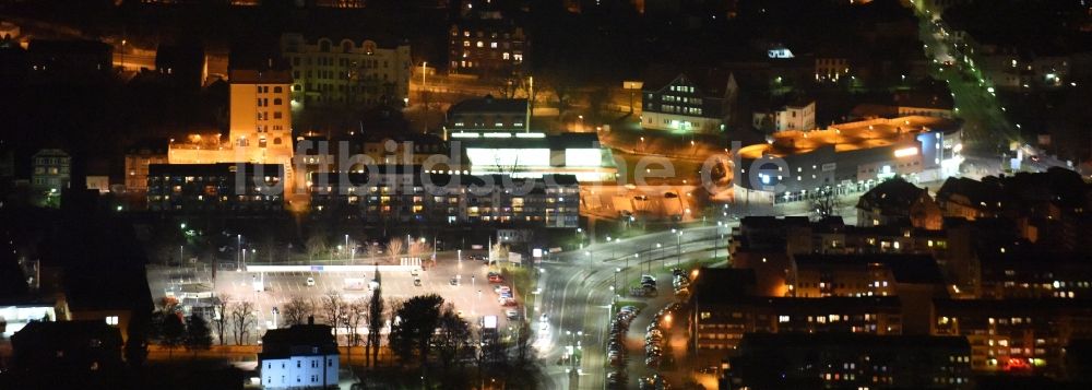 Gotha bei Nacht von oben - Nachtluftbild Stadtzentrum im Innenstadtbereich entlang der Bertha-v.-Suttner-Straße in Gotha im Bundesland Thüringen